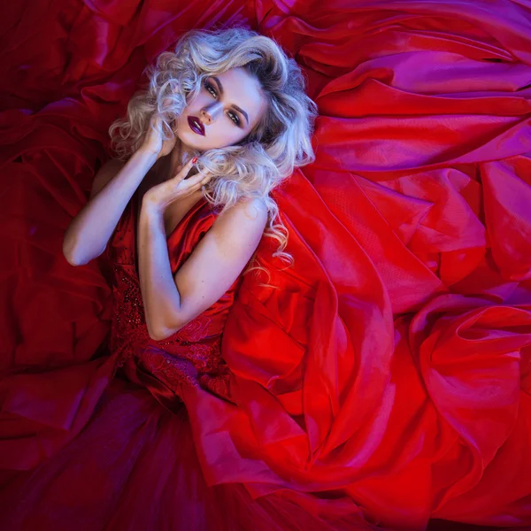 Foto de moda de la joven mujer magnífica en vestido rojo. Retrato de estudio — Foto de Stock