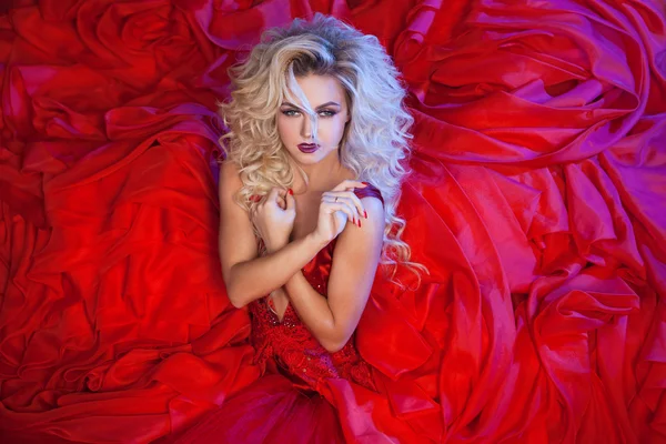Fotografia mody młodych wspaniała kobieta w czerwonej sukience. Portret Studio — Zdjęcie stockowe