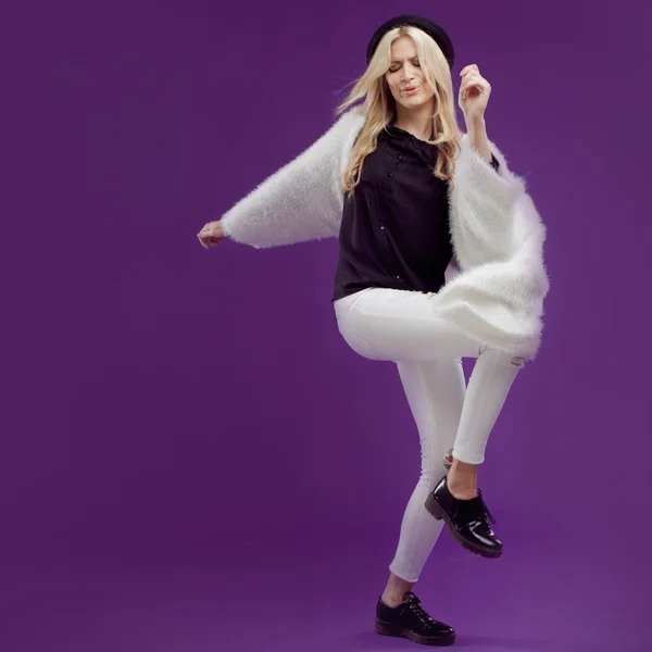 Danse jeune belle femme blonde dans un chapeau à la mode. Fond violet — Photo