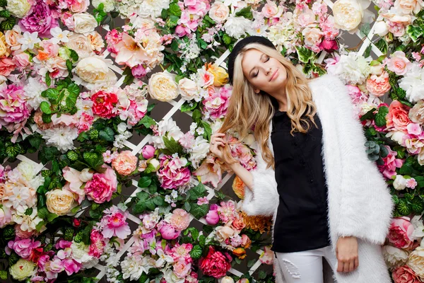 Jeune belle femme blonde en chapeau à la mode sur fond floral — Photo