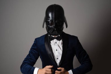 SAINT PETERSBURG, RUSSIA - 29 Eylül 2020: smokinli, papyonlu ve savaş yıldızı Stormtrooper miğferli bir adam,