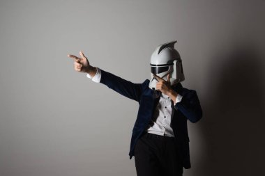 SAINT PETERSBURG, RUSSIA - 29 Eylül 2020: smokinli, papyonlu ve savaş yıldızı Stormtrooper miğferli bir adam,