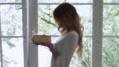 Beyaz gelinlik içinde zarif bir gelin.