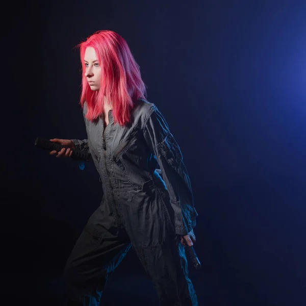 Cyberpunk e futurismo, concetto. Una giovane donna con i capelli rosa e la tuta, un mercenario samurai con una katana. — Foto Stock