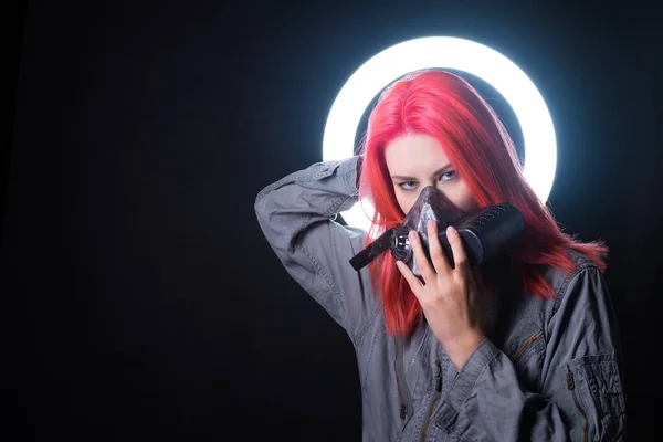 Virtual reality and futurism. Cyberpunk concept, a gamer with pink hair against a glowing halo circle, — Stock Photo, Image