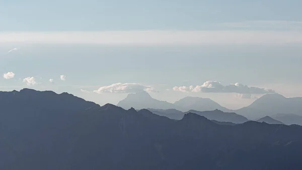 Panorama pasma górskiego w oddali. Krajobraz w miękkich kolorach niebieskich, — Zdjęcie stockowe