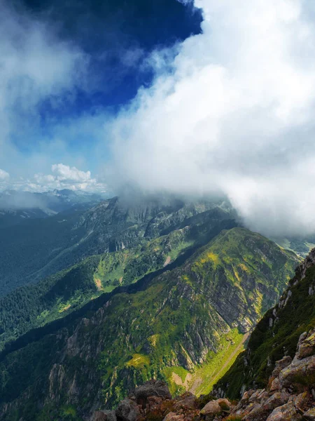 Bellissimo paesaggio montano. Massiccio di alta montagna, — Foto Stock