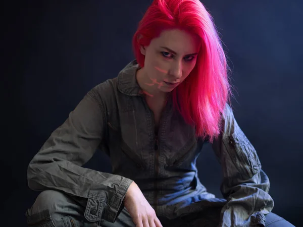 Cyberpunk e futurismo, conceito. Uma jovem mulher com cabelo rosa e um macacão, aumento humano, — Fotografia de Stock