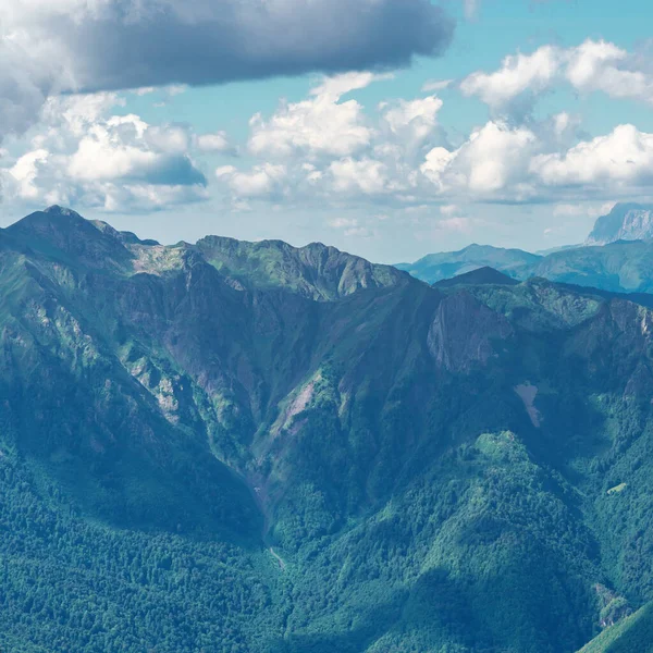 Panorama della catena montuosa in lontananza. Paesaggio in morbide tonalità blu, — Foto Stock