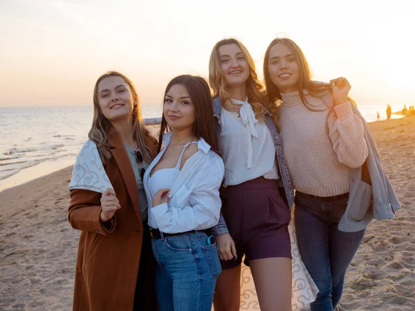 Grupo de amigos divirtiéndose en la playa, conociendo amigos. Mujeres jóvenes — Foto de Stock