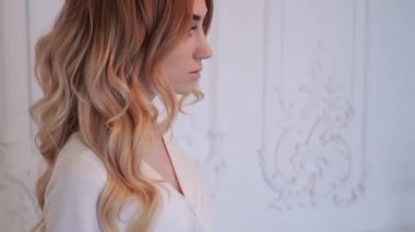 Beyaz gelinlik içinde zarif bir gelin.