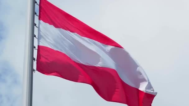Rakouská vlajka vlaje ve větru. Národní vlajka proti modré obloze, — Stock video