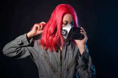 Sanal gerçeklik ve gelecekçilik. Siber punk konsepti, pembe saçlı bir oyuncu.