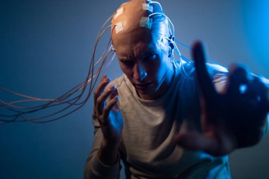 Teknolojiyle ilgili tehlikeler, insan türü değişimi, evrim ve dehşet..