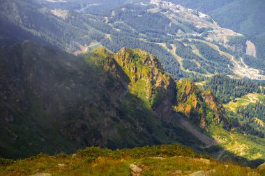 Güzel dağ manzarası. Yüksek dağ kitlesi,