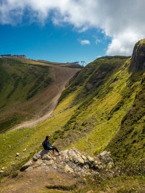 Dağlarda doğayla baş başa dinlenmek ve dinlenmek. Genç bayan turist dağlarda seyahat ediyor.,