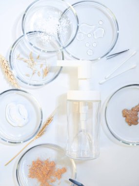 Cilt bakımı için serum, çevre dostu kozmetik. Şişeler ve malzemeler