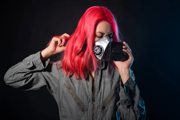 Virtual reality and futurism. Cyber punk concept, a gamer with pink hair — Stock Photo, Image