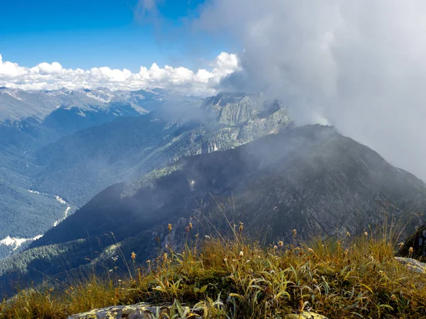 Prachtig berglandschap. Hoog bergmassief, — Stockfoto