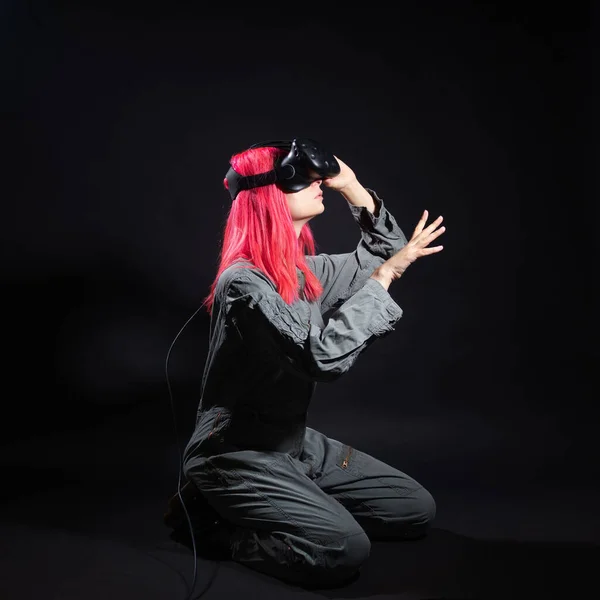 Virtuální realita a futurismus. Cyber punk koncept, hráč s růžovými vlasy. — Stock fotografie