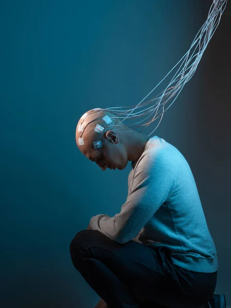 Hombre con electrodos en la cabeza es un concepto futurista de la realidad virtual y el control mental. —  Fotos de Stock