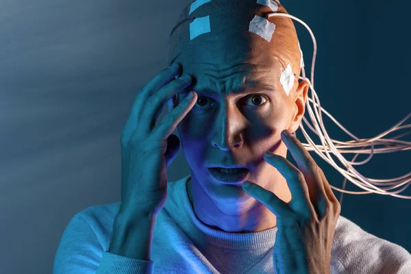 Man met elektroden in zijn hoofd schreeuwt in horror, een leugendetector test, — Stockfoto
