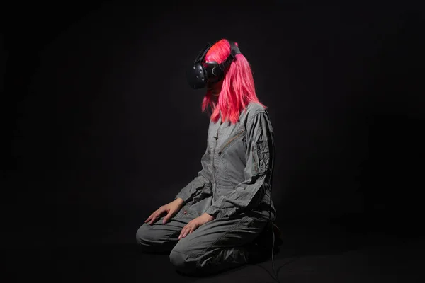 Virtuális valóság és futurizmus. Cyber punk koncepció, egy játékos rózsaszín hajjal. — Stock Fotó