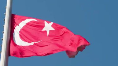 Türk bayrağı rüzgarda dalgalanıyor. Mavi gökyüzüne karşı ulusal bayrak,