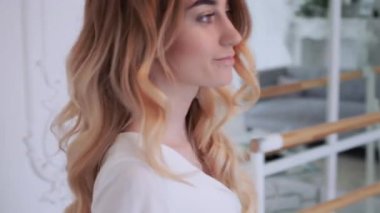 Beyaz gelinlik içinde zarif bir gelin.