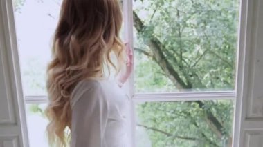 Beyaz gelinlik içinde zarif bir gelin.