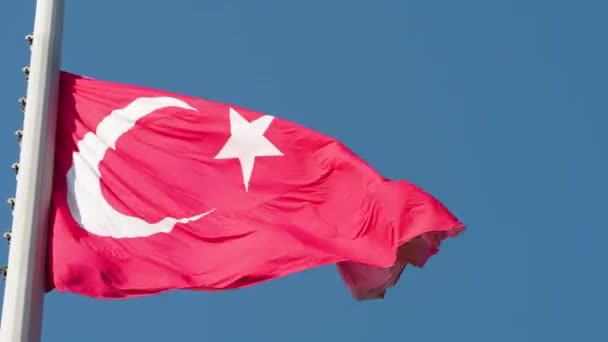 Turecká vlajka vlaje ve větru. Národní vlajka proti modré obloze, — Stock video