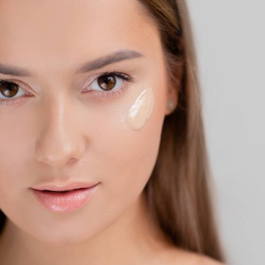 Yanağındaki temeli, güzel, berrak tenli güzel bir kadının portresi..