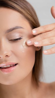 Yüz bakımı ve makyaj, genç bir kadın cilt için temel oluşturur..