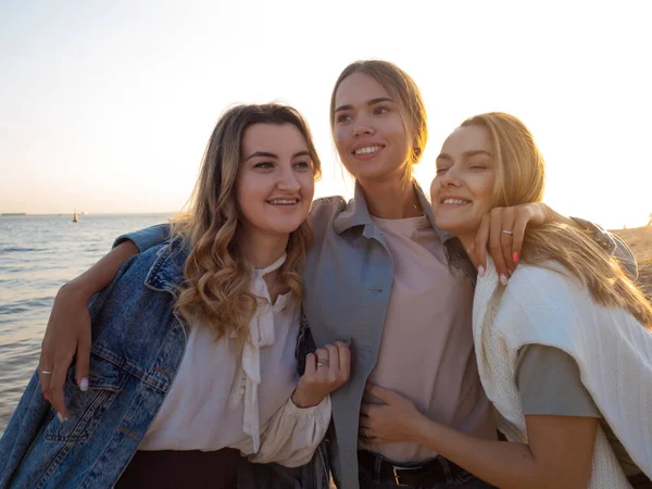 Drei Freunde amüsieren sich am Strand, treffen Freunde. Junge Frauen — Stockfoto