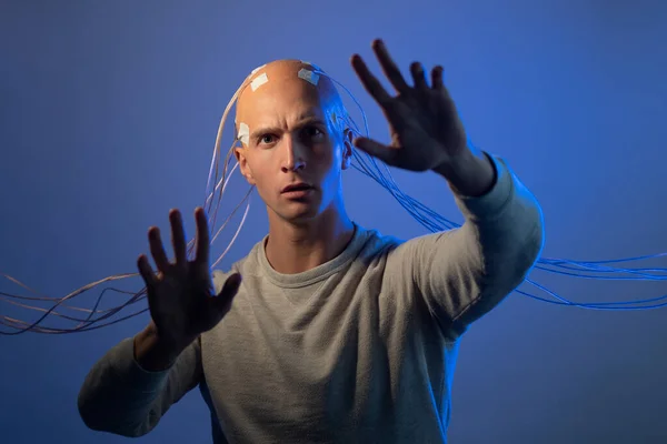 Лысый человек с электродами в мозгу, футуристическая концепция, — стоковое фото