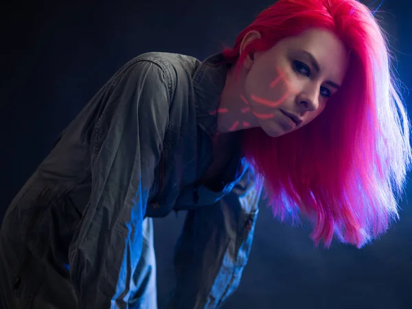 Cyber és futurizmus, koncepció. Egy fiatal nő rózsaszín hajjal és kezeslábasban, emberi megnagyobbodás., — Stock Fotó