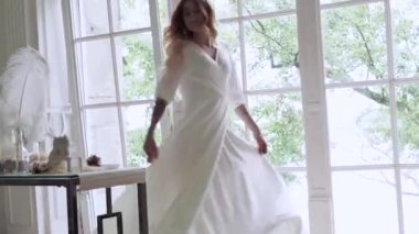 Beyaz gelinlik içinde zarif bir gelin.