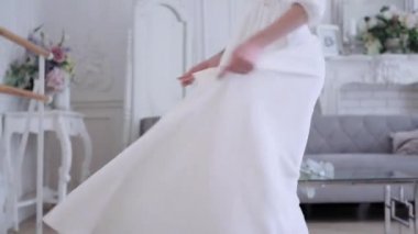 Beyaz gelinlik içinde zarif bir gelin.