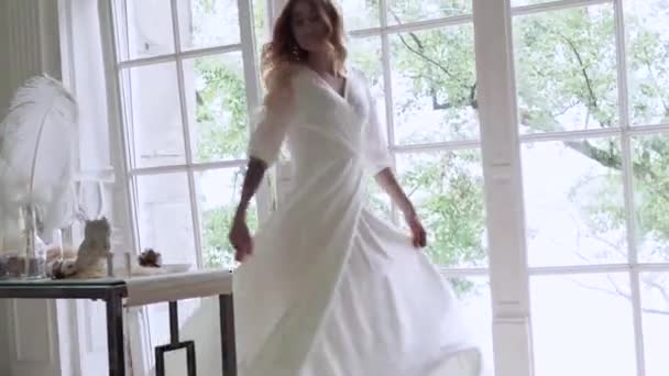 수수 한 흰색 웨딩 드레스를 입은 아름다운 신부 — 비디오