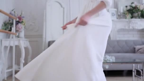 Bela noiva elegante em um vestido de casamento branco simples — Vídeo de Stock