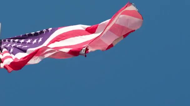 Bandera de EE.UU. ondeando en el viento. Bandera nacional contra un cielo azul, — Vídeos de Stock