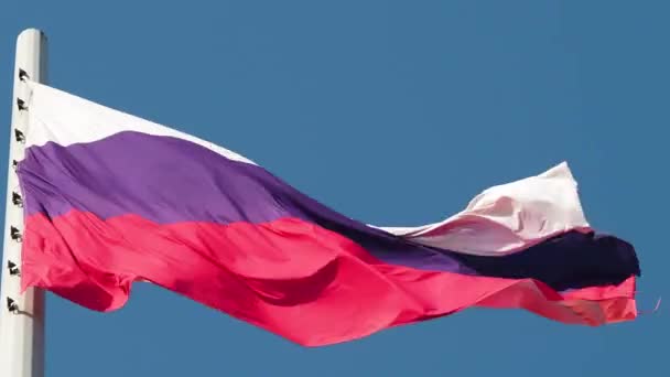 Ruská vlajka vlála ve větru. Národní vlajka proti modré obloze, — Stock video