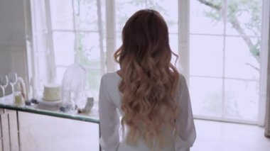 Beyaz gelinlik içinde zarif bir gelin.