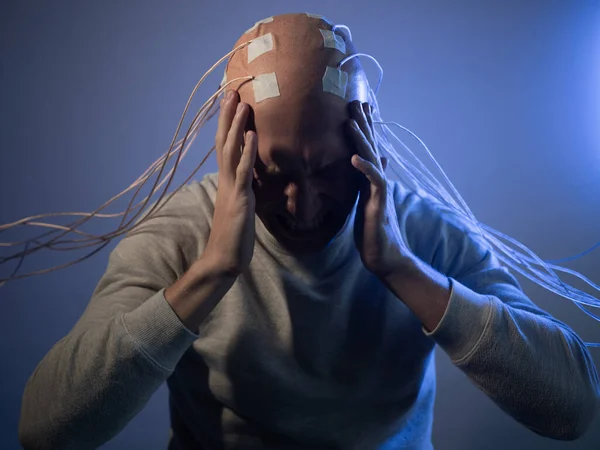 Persona con implantes en la cabeza experimenta estrés y horror. Nuevas tecnologías, cerebro aumentado, —  Fotos de Stock