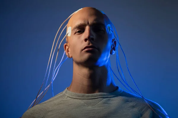 Человек с электродами в голове - футуристическая концепция виртуальной реальности и управления разумом. — стоковое фото