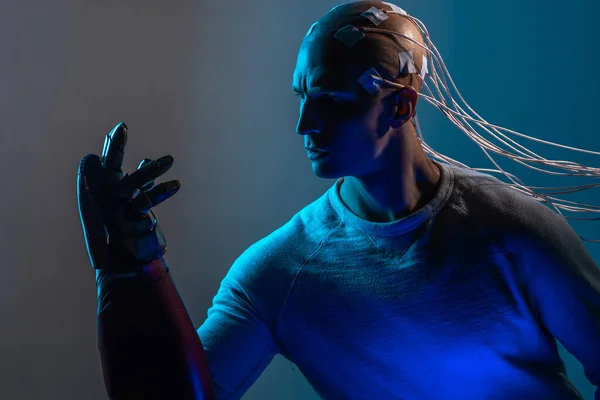 Kale man met elektroden in zijn hersenen, een man van de toekomst — Stockfoto