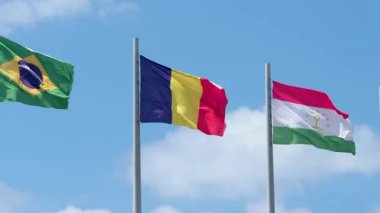Rüzgarda dalgalanan bayrak. Mavi gökyüzüne karşı ulusal bayrak,