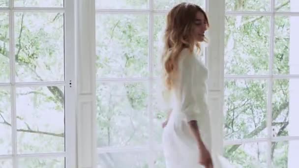 Krásná elegantní nevěsta v jednoduchých bílých svatebních šatech — Stock video