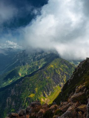 Güzel dağ manzarası. Yüksek dağ kitlesi,