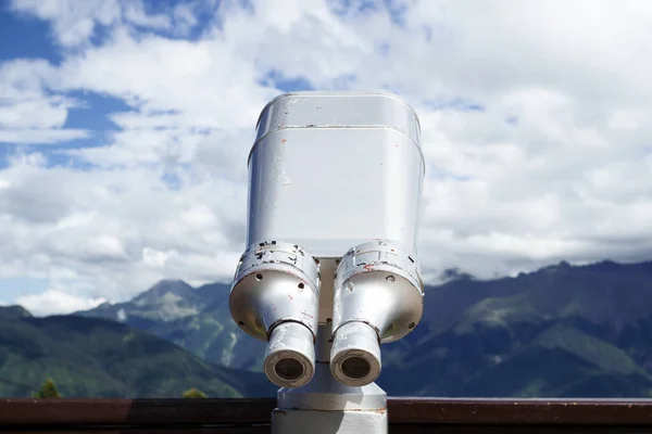 Ferngläser auf dem Aussichtspunkt in den Bergen. Blick in die Ferne, über den Horizont hinaus. — Stockfoto